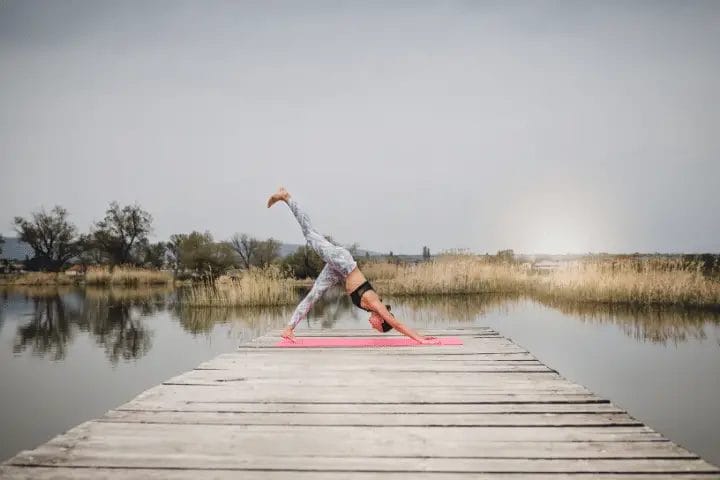 Come costruire una piattaforma di yoga all'aperto